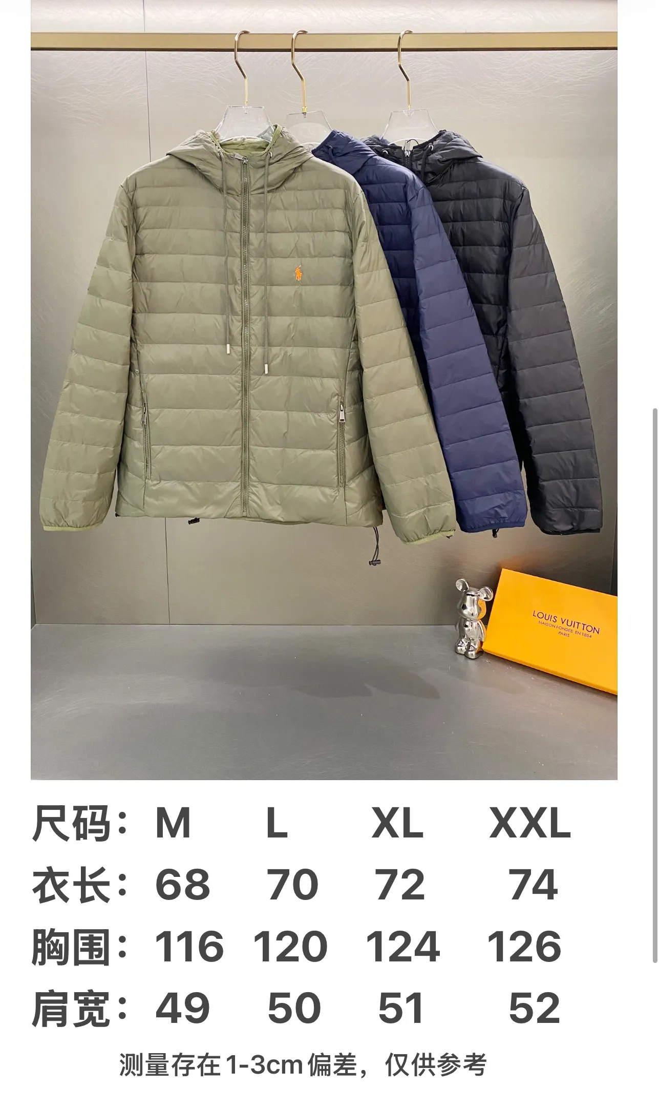 P640 Ralph Lauren/Ralph Lauren 24aw new winter product, Gorham series down jacket for sale on North American official website, classic and light down hooded down jacket - 0.15 grid nylon coating on the face for light three-proof construction, built-in 360T anti-drilling velvet coated gallbladder - corn tooth high-quality resin zipper, five large and small partition zippers all over the body, separate molding - originality restoration, original molding, full set of customized accessories, 100% detail processing - RL Ralph Lauren's classic best-selling hooded down jacket with small label. Best-selling offline in North America and out of stock all year round. Black, blue and army green three colors. Simple and versatile. Very practical. Detachable hood. Velcro to tighten cuffs. Elastic cord at hem. Free elastic adjustment. 350 grams of zoned down filling. Warm and comfortable. Warm in winter. Color: black, navy blue, army green. Size: M — XXL
